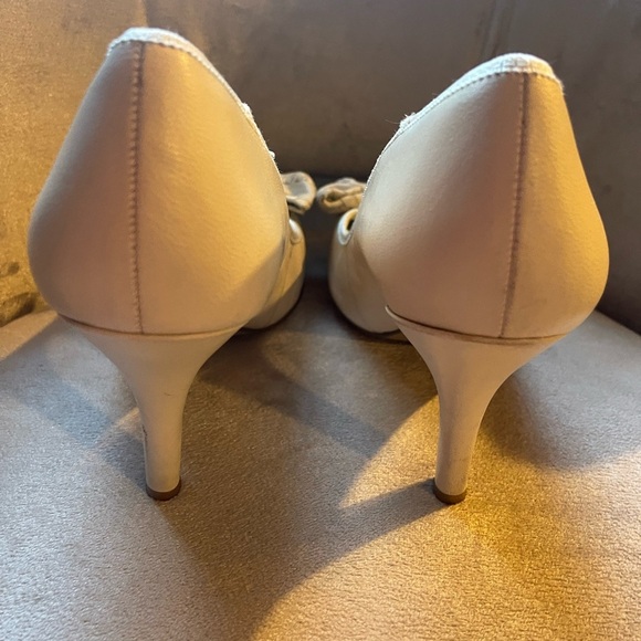 Nine West Cream Bow Heels - Picture 4 of 7